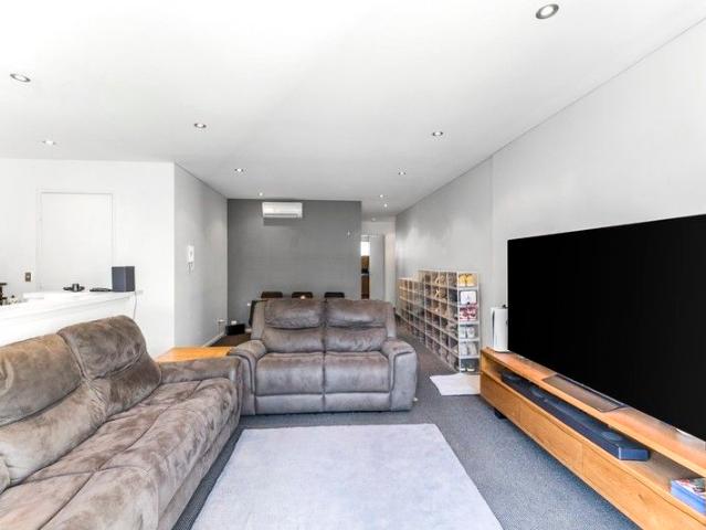 Stylish Apartment Living in Rosebery!Close to All Amenities!