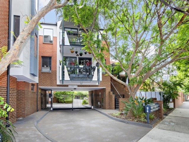 Stylish Apartment living with exceptional courtyard and separate studio/2nd bed