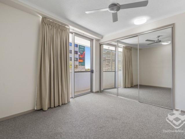 Stylish apartment new carpets, quality & new appliances