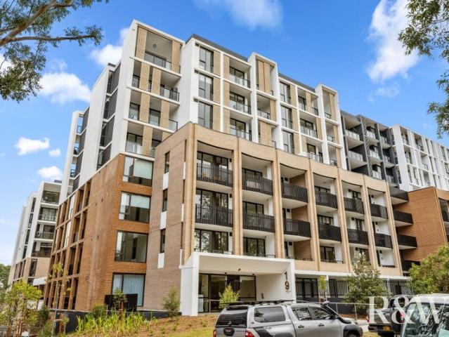 Stylish Apartment on High Floor in Premium Location 5 Minute Walk to Metro