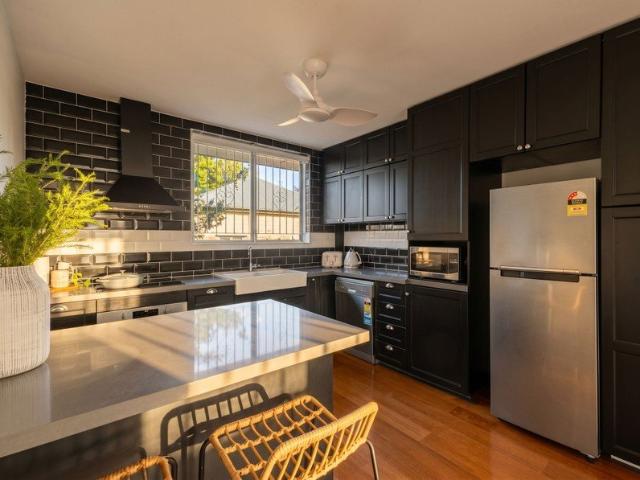 Stylish Apartment, Sunlit Living & Exceptional Convenience