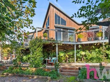 Stylish architect design on Barwon River 1155m2