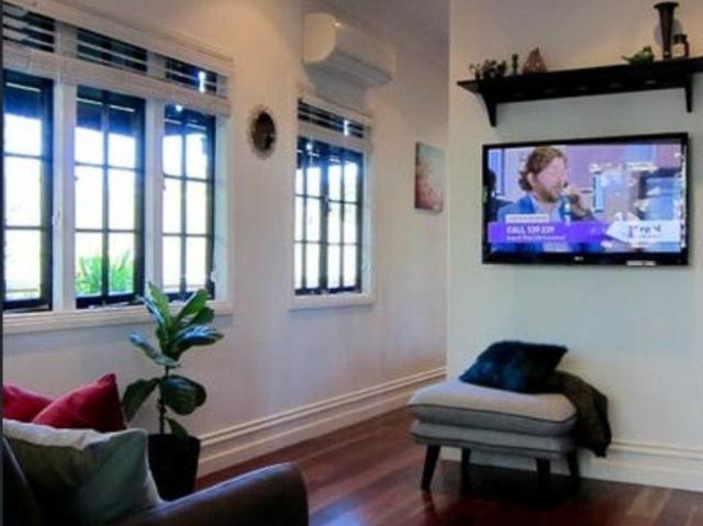 STYLISH ART DECO APARTMENT IN THE HEART OF SOUTH BRISBANE