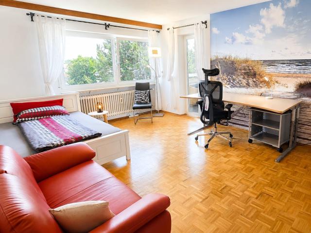 Stylish business shared apartment with 3 lockable rooms, conservatory, keyless access and home office in Friedrichshafen