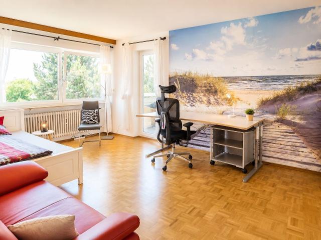Stylish business shared apartment with 3 lockable rooms, conservatory, keyless access and home office in Friedrichshafen