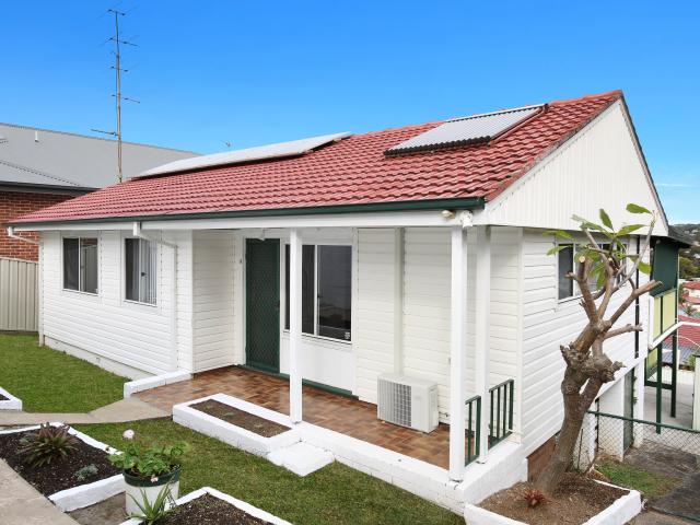 Stylish Balgownie Home with Escarpment Views