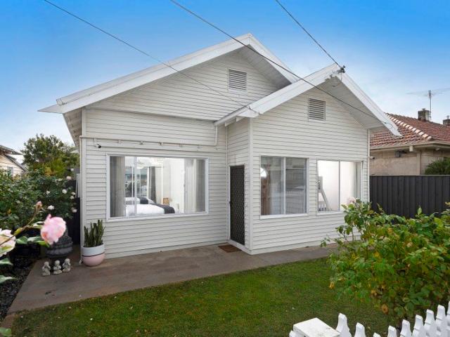 Stylish Bayside Entertainer in a Prime Pocket