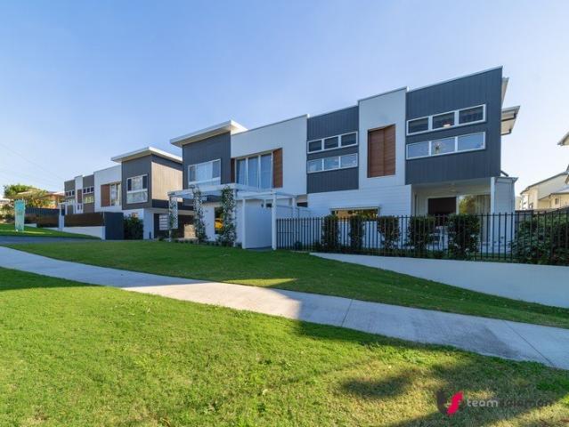 STYLISH BAYSIDE LIVING 'BREEZE ON CHANNEL'