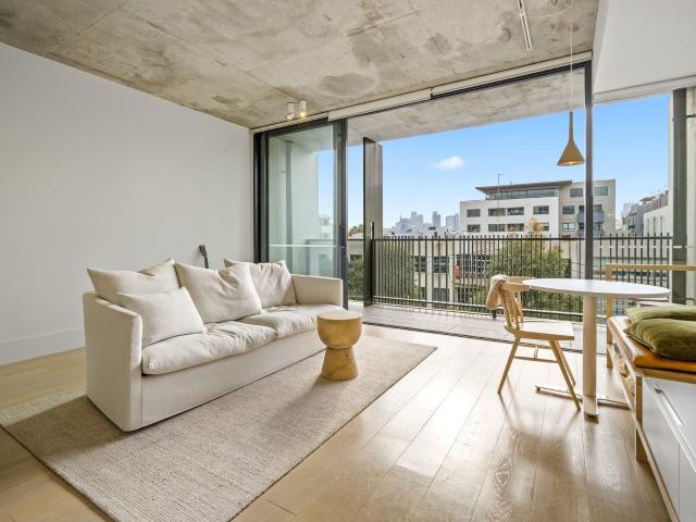 Stylish Bayside Living in a Cosmopolitan Location