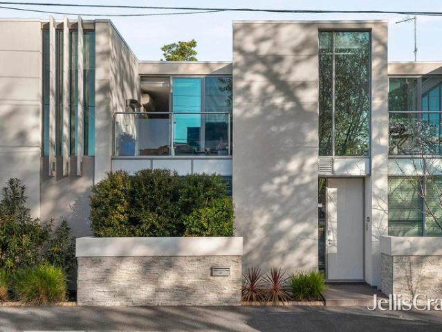 Stylish Bayside Living with Private Street Frontage