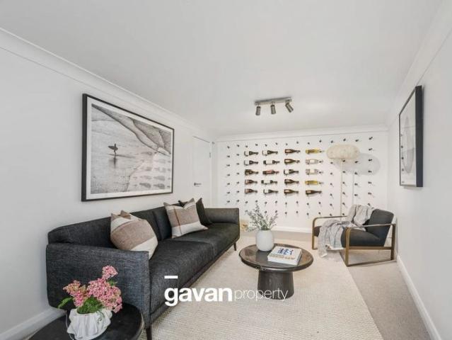 Stylish Bayside Living with Water Glimpses