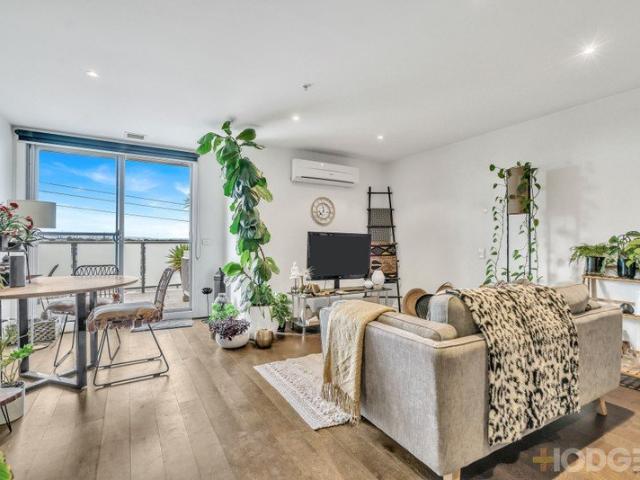 STYLISH BAYSIDE LIVING WITH VIEWS