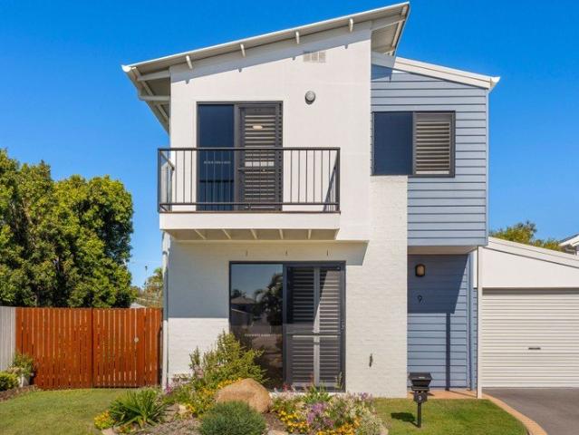 Stylish Bayside Townhouse with Exceptional Outdoor Living!