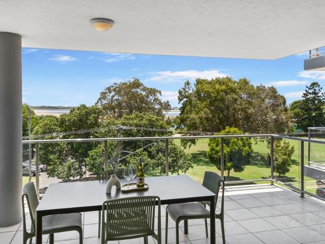 Stylish Beachside Apartment in Prime Location!