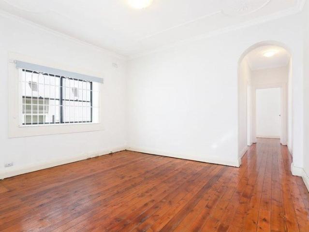 STYLISH BONDI BEACH APARTMENT IN AN UNBEATABLE LOCATION
