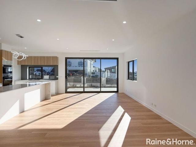 Stylish & Brand New Googong Family Home