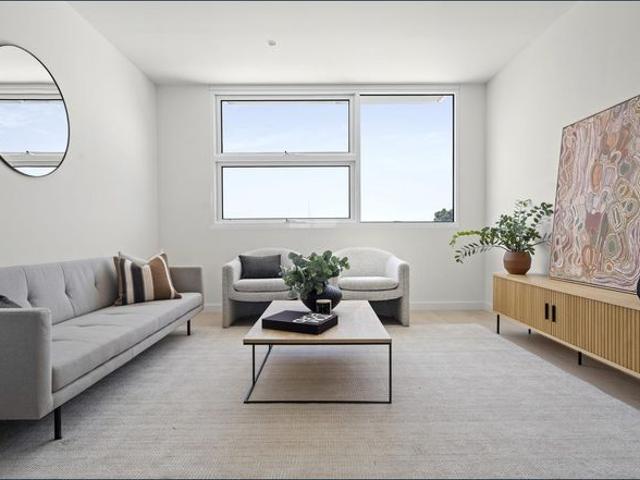 Stylish Brunswick Townhouse with Rooftop Terrace & City Views