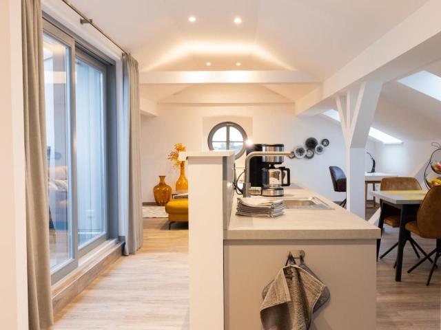Stylish, Central 3 Room Apartment with Premium Amenities