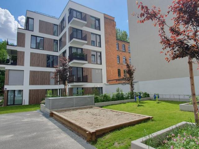 Stylish & central located flat with backyard garden, terrace, balkony and underground parking e charger, Berlin Amsterdam Apartments for Rent