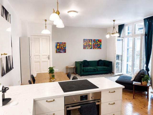 Stylish, central, quiet renovated furnished apartment, balcony, lift top location P. Berg Mitte