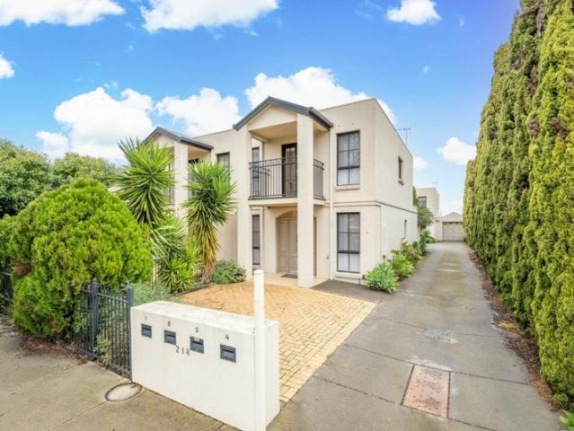 Stylish Central Townhouse Ideal Investment