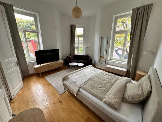 Stylish City Apartment with Designer Furniture & High Ceilings – Near City Center, Aachen Amsterdam Apartments for Rent