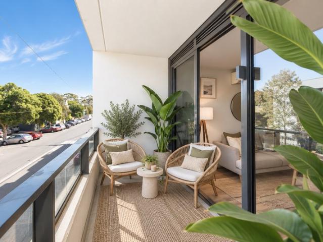 Stylish City Edge Living with room to cook!