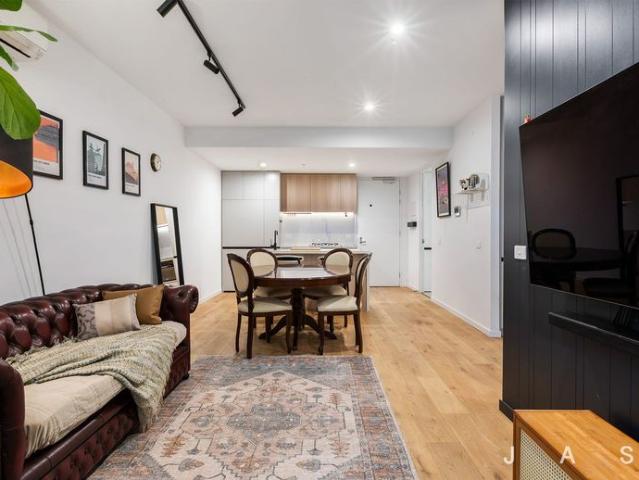 Stylish City Fringe Living with an Expansive Private Terrace