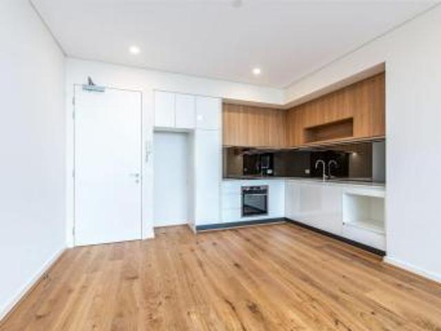 Stylish City Living in the Sought After Verdant Complex!
