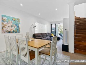 Stylish Cleveland Townhouse with 3 Bedrooms & 3 Bathrooms