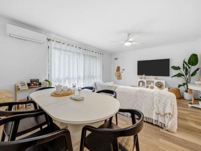 Stylish Coastal Apartment on the Broadbeach Border