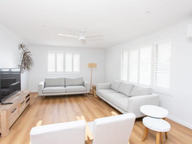 Stylish Coastal Apartment Just Steps from Beach, Creek & Shops