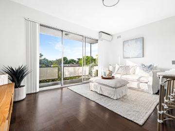 Stylish Coastal Apartment with Sunlit Balcony in a Super Central Dee Why Setting