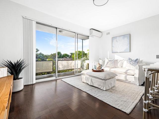 Stylish Coastal Apartment with Sunlit Balcony in a Super Central Dee Why Setting