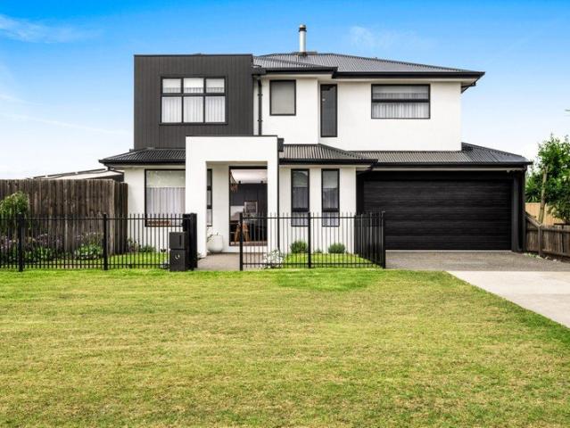 Stylish Coastal Living Moments from the Township & Foreshore