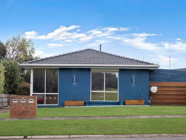 Stylish Coastal Living Blue Chip Location
