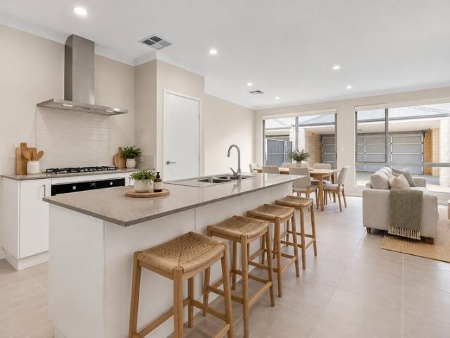 Stylish Coastal Living Close to Everything