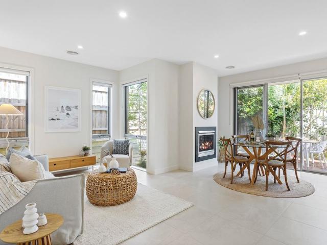 Stylish Coastal Living in a Quiet Court Location