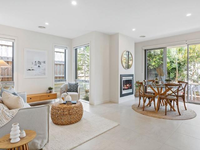 Stylish Coastal Living in a Quiet Court Location
