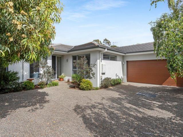 Stylish Coastal Living in a Quiet Court Location