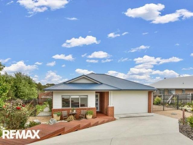 Stylish Coastal Living in Lake Bunga at Lakes Enternace