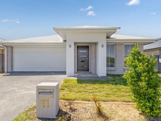 Modern Coastal Living in Point Vernon with Ducted Air Conditioning