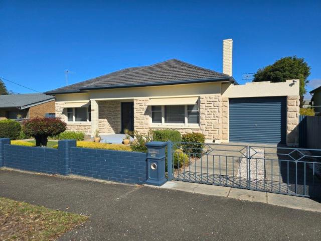 Stylish Coastal Living in the Heart of Victor Harbor