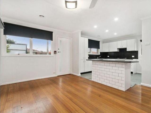 Stylish Coastal Living Just 600 Metres from the Beach