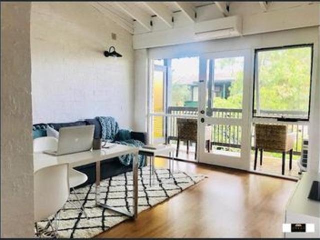 Stylish Coastal Retreat – Enjoy the perfect blend of beachside living and urban convenience