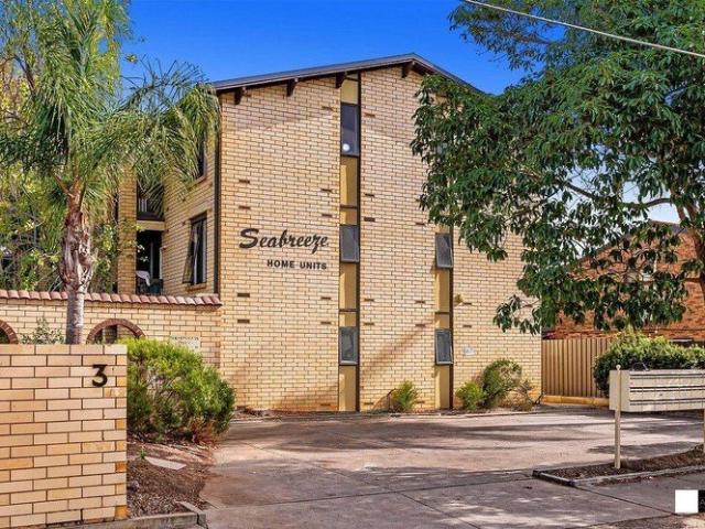 Stylish Coastal Retreat Enjoy the perfect blend of beachside living and urban convenience