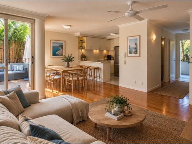 Stylish Coastal Townhouse Moments from Clovelly Beach