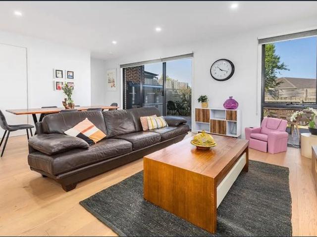 Stylish Coastal Townhouse Just 300m to the Beach