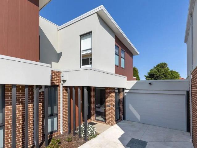 Stylish Coastal Townhouse Just 300m to the Beach