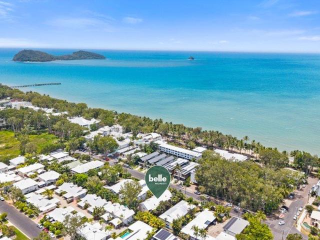 Stylish coastal townhouse, just steps from Palm Cove beach